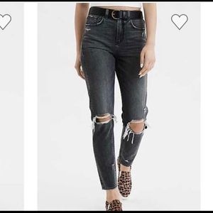 American Eagle dark wash mom jeans 🌿